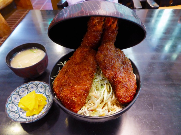 フタが閉まらないほどのボリュームのソースかつ丼がすごい！長野県駒ケ根市「食事・喫茶 ガロ」のミックス丼