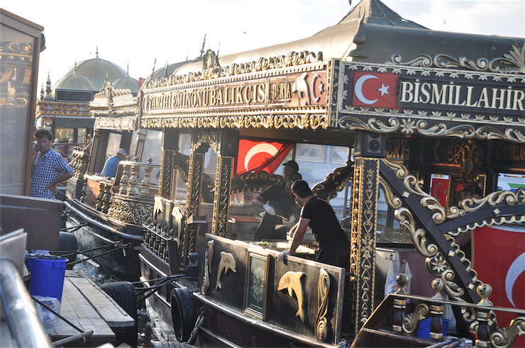 【世界のグルメ】トルコに行ったらイスタンブールのB級グルメを食べよう！エミノニュ埠頭の「サバサンド」