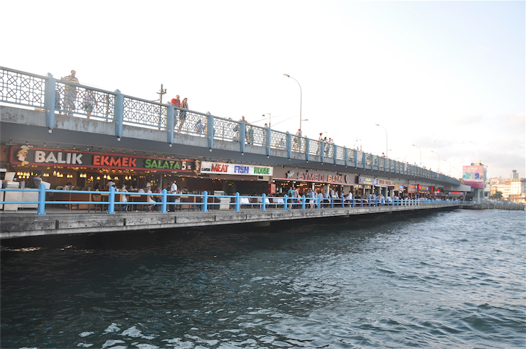 【世界のグルメ】トルコに行ったらイスタンブールのB級グルメを食べよう！エミノニュ埠頭の「サバサンド」