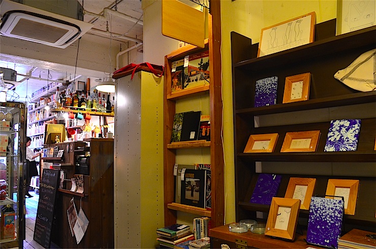 東京・早稲田に佇むブックカフェ「キャッツ・クレイドル」が旅人心をくすぐりすぎる件