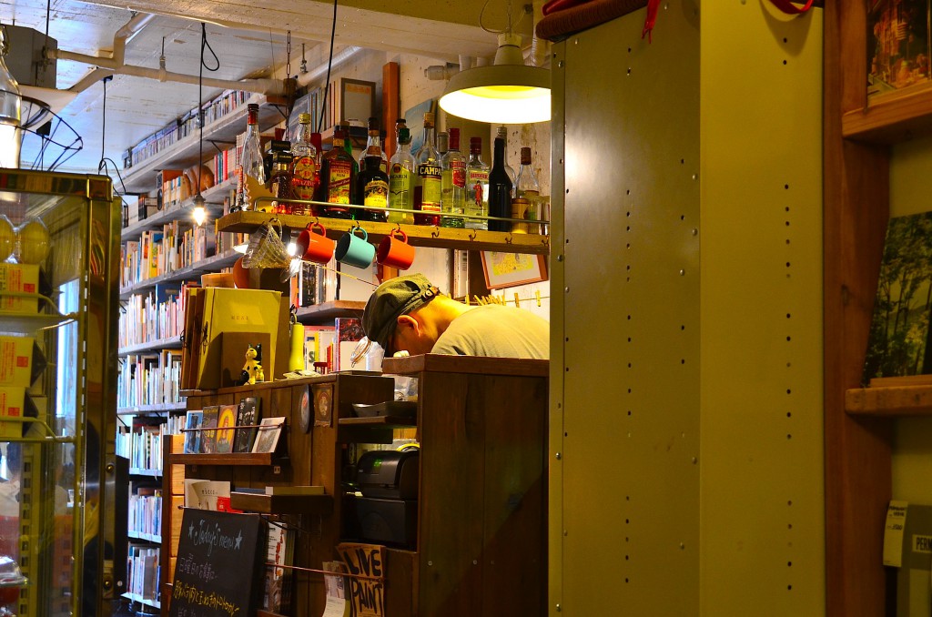 東京・早稲田に佇むブックカフェ「キャッツ・クレイドル」が旅人心をくすぐりすぎる件