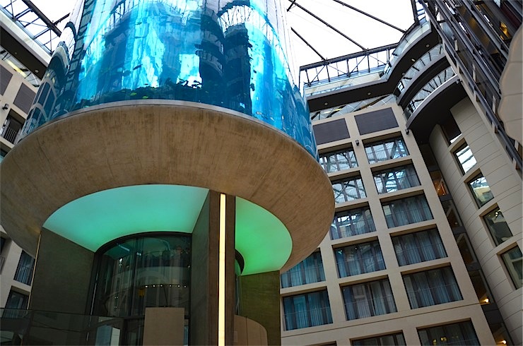 ホテルのロビーに水族館！？ベルリンにある世界最大の円筒型水族館「アクアドーム」に行ってみた。
