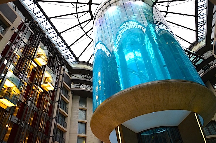 ホテルのロビーに水族館！？ベルリンにある世界最大の円筒型水族館「アクアドーム」に行ってみた。