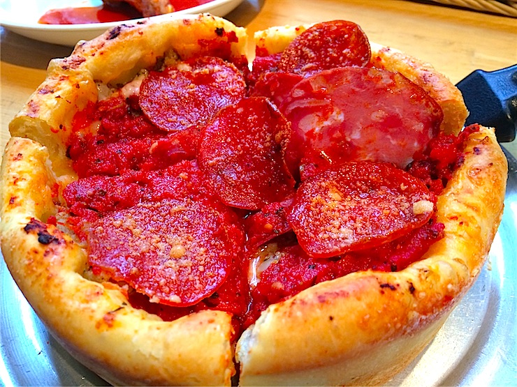 ピザ好きなら知っている 本当にウマイピザは薄くない 分厚いシカゴピザを食べてみた Gotrip 明日 旅に行きたくなるメディア