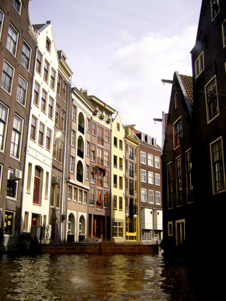 水の国オランダのアムステルダムにて、運河めぐりを楽しもう！