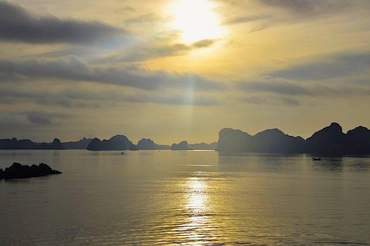 【世界で最も素敵な瞬間】黄金色に輝くベトナム・ハロン湾で見る神秘的な朝焼け
