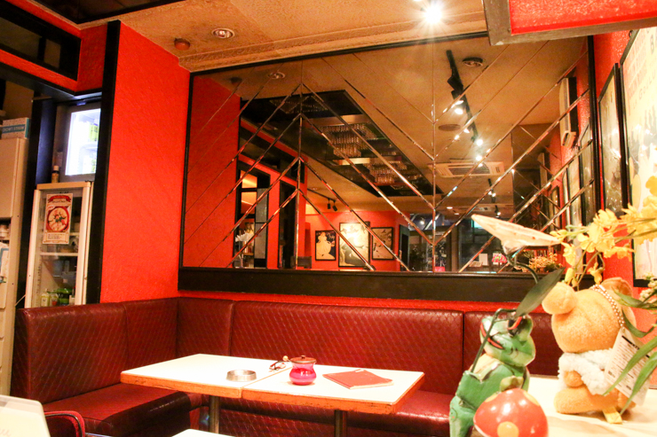 パリのカフェをイメージした店内で、極厚ホットケーキを味わおう！蒲田で人気の純喫茶「チェリー」