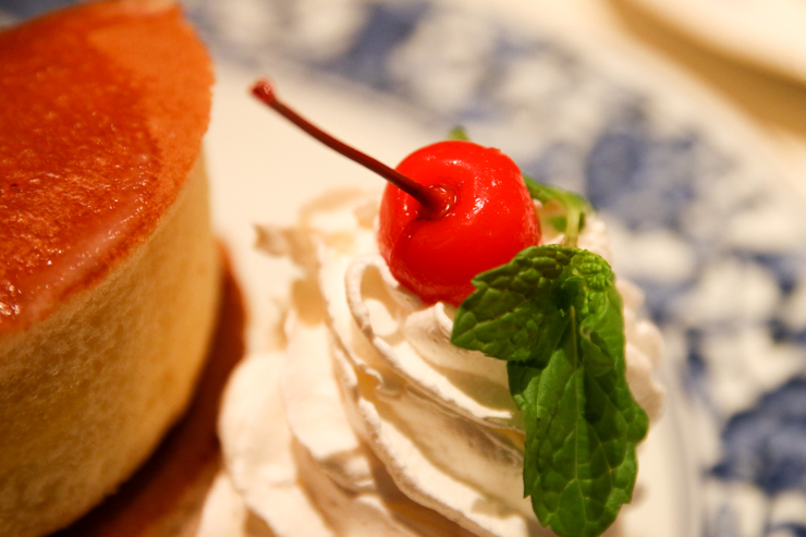 パリのカフェをイメージした店内で、極厚ホットケーキを味わおう！蒲田で人気の純喫茶「チェリー」