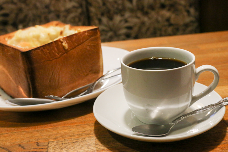 まるごと1斤の食パンをつかった衝撃のグラタン！台東区根岸の純喫茶「DEN」