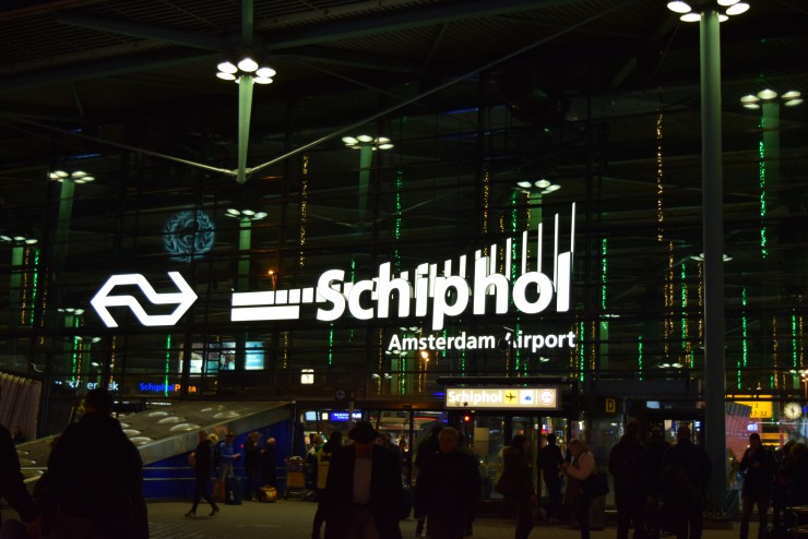 オランダのスキポール空港到着ロビーにて、様々な愛のストーリーに想いをはせてみよう！