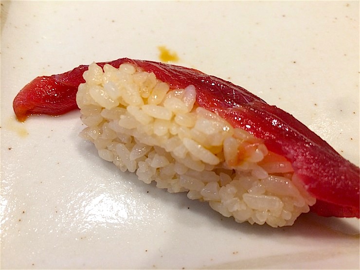 【秘密にしておきたい空港メシ】成田国際空港第3ターミナルで食べる立ち食い寿司が本格的すぎてシビれる！「辰寿司（タツスシ）」第3ターミナル店
