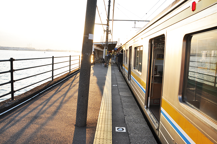 海に一番近い駅で改札の外に出られない駅！？横浜にある秘境駅・鶴見線「海芝浦駅」