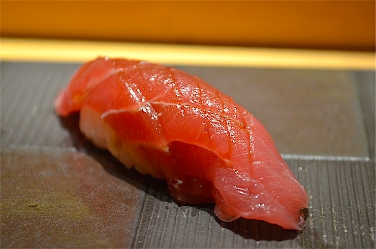 【ニッポンの美食】北の大地で味わうミシュラン星付きの絶品鮨。北海道・小樽「伊勢鮨（いせずし）」