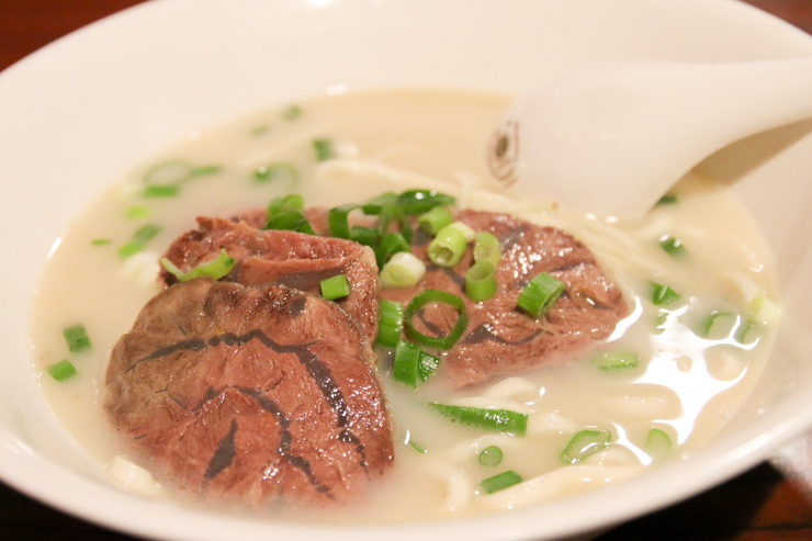 台湾に行ったら72時間じっくりと牛骨のウマミを抽出した牛肉麺を味わおう。台北市・建國南路の「七十二牛肉麺」
