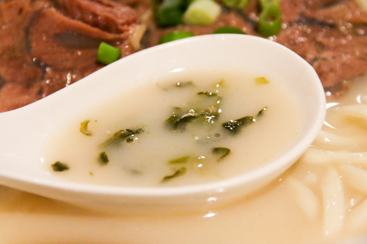 台湾に行ったら72時間じっくりと牛骨のウマミを抽出した牛肉麺を味わおう。台北市・建國南路の「七十二牛肉麺」