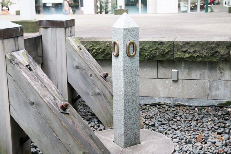 都会の高層ビルの谷間にあるゼロマイル標識が示す日本の鉄道の原点「旧新橋停車場」