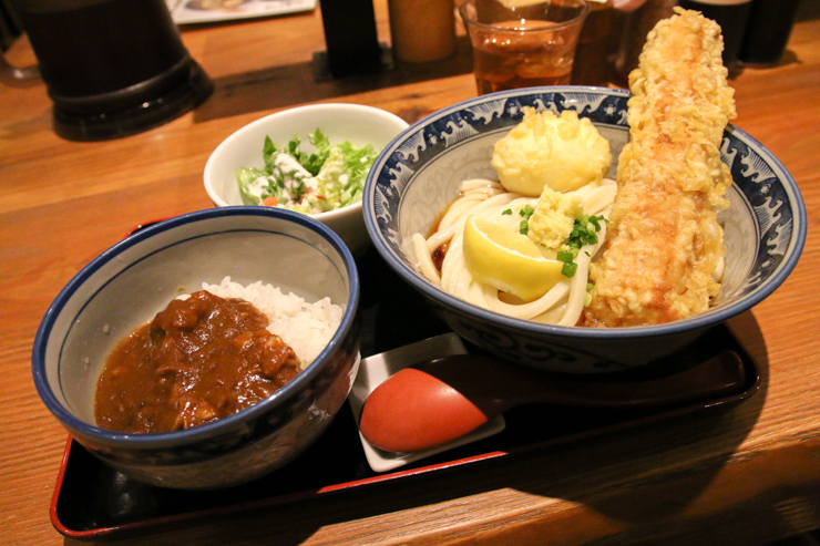 東京駅でミシュランにも認められた大阪讃岐うどんを味わおう。「釜たけうどん」の名物「ちく玉天ぶっかけ」を食べてみた。