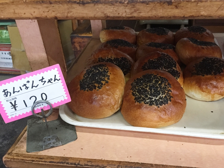 あんぱんちゃん、りんごちゃん。JR岐阜駅南口の昔ながらのパンやさん「サカエパン」