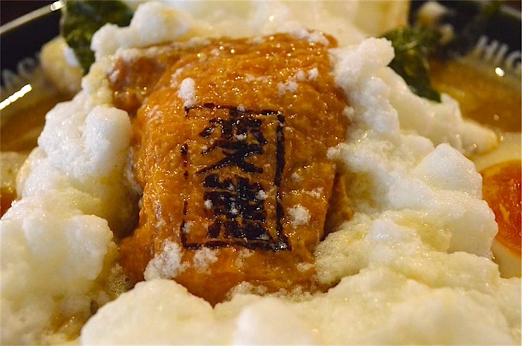 あの鈴木亮平さんも絶賛！映画とコラボした摩訶不思議なラーメン「変態仮麺」を食べてみた