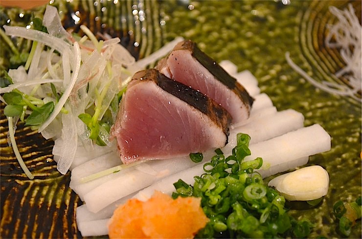 【誰にも教えたくない日本の隠れ家】最高の海鮮を藁焼きで楽しめるお店、博多の名店「藁焼 みかん」
