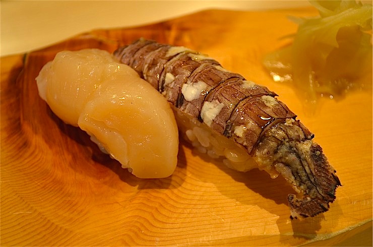【秘密にしておきたい空港メシ】新千歳空港で味わう本物の鮭児（けいじ）の寿司がウマすぎる件