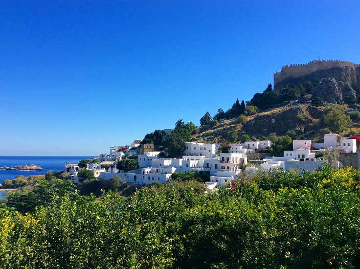 ギリシャ・ロドス島の必見スポット！絶景アクロポリスがある白い村・リンドス
