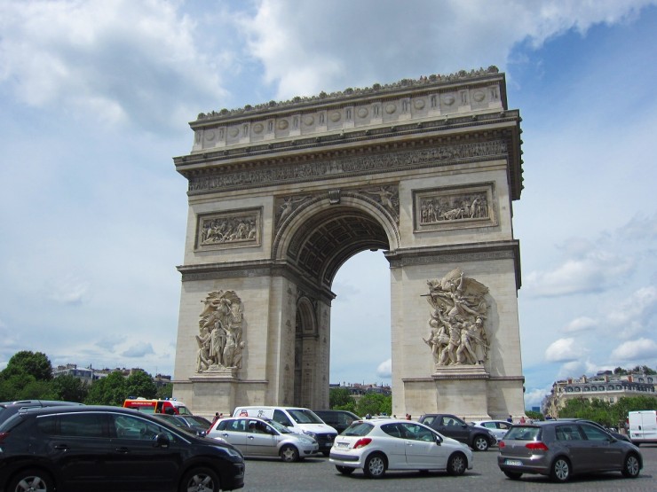 パリのシンボル 凱旋門からシャンゼリゼ通りとエッフェル塔を眺めよう Gotrip 明日 旅に行きたくなるメディア