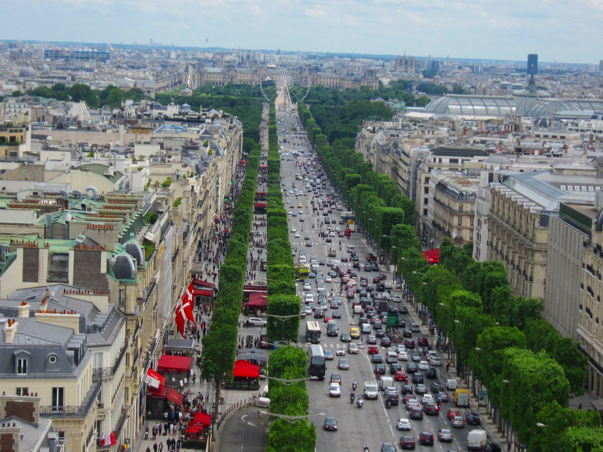 パリのシンボル、凱旋門からシャンゼリゼ通りとエッフェル塔を眺めよう