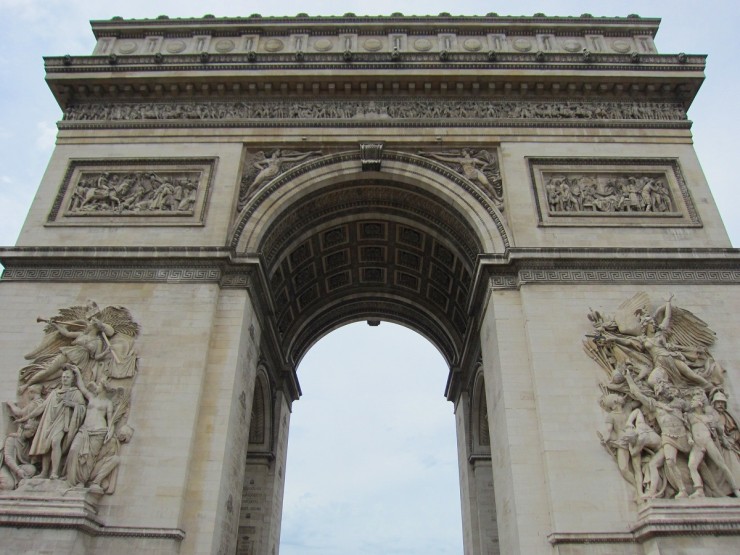 パリのシンボル、凱旋門からシャンゼリゼ通りとエッフェル塔を眺めよう