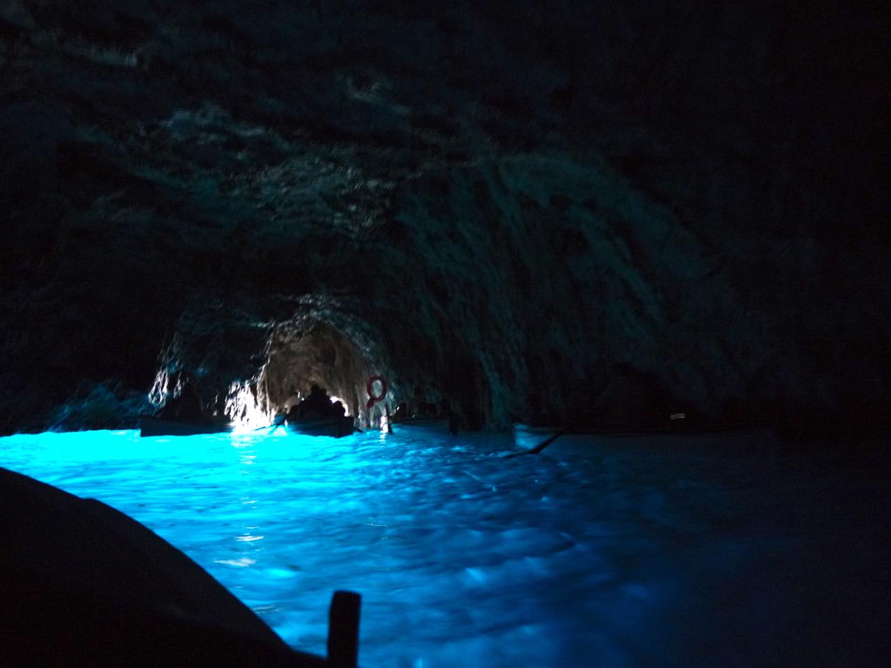 イタリアの絶景スポット 海と太陽の光が創りだす幻想的な世界 カプリ島 青の洞窟 Gotrip 明日 旅に行きたくなるメディア