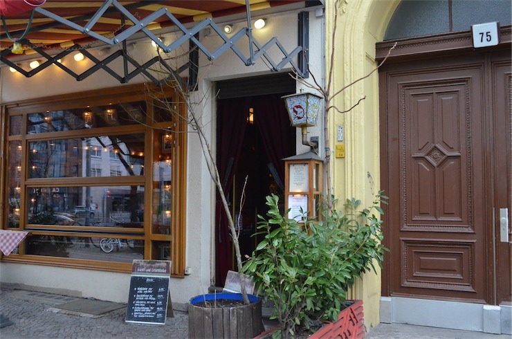 【世界のカフェ】ベルリンのお洒落なカフェで味わう絶品のシュニッツェルとビール、「ヨーゼフ・ロート・ディーレ」