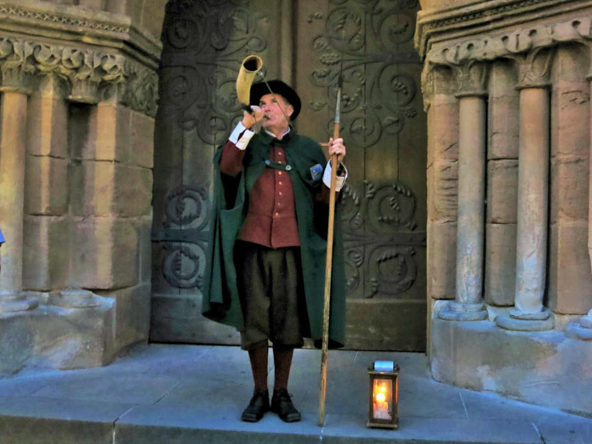 中世からの伝統 夜警 に会える ロマンティック街道の街ディンケルスビュール Gotrip 明日 旅に行きたくなるメディア