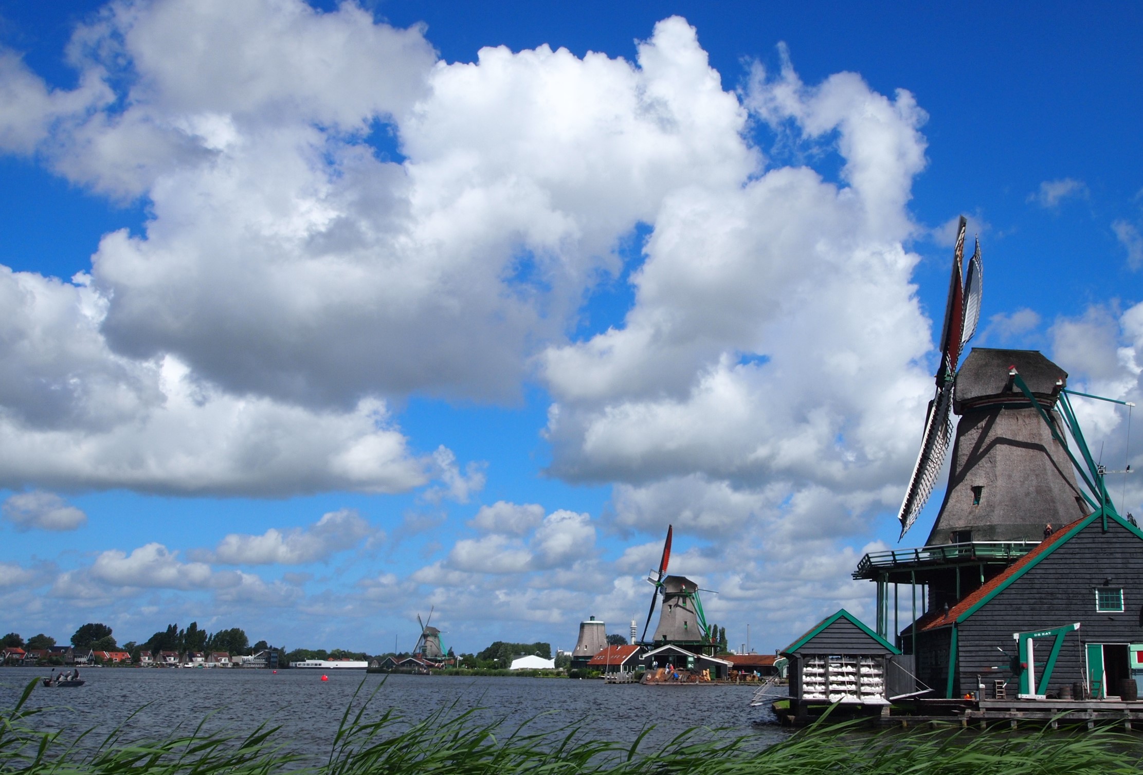 世界の絶景】オランダのイメージそのまま！ザーンセ・スカンスの風車群
