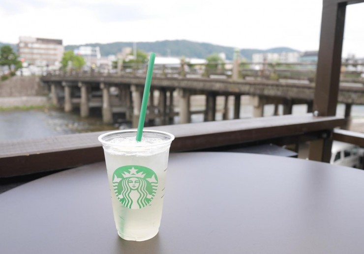 【世界のスターバックス】鴨川納涼床のカフェはスターバックスだけ！鴨川を眺めながらのコーヒーはいかが？