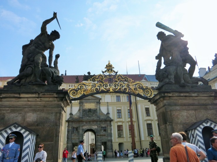 世界最大かつ最古の城 プラハ城の威容には誰もが圧倒される Gotrip 明日 旅に行きたくなるメディア