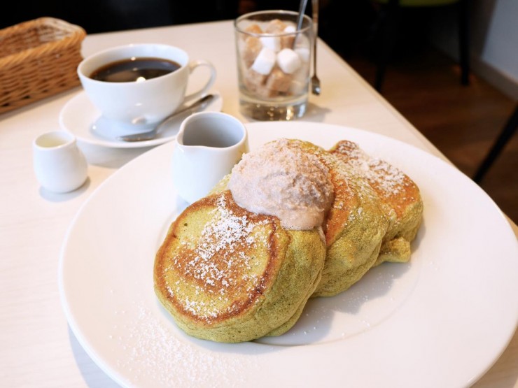 【京都限定】抹茶が香る和テイスト感溢れる幸せのパンケーキ「有機抹茶の小倉バターパンケーキ 黒蜜添え」