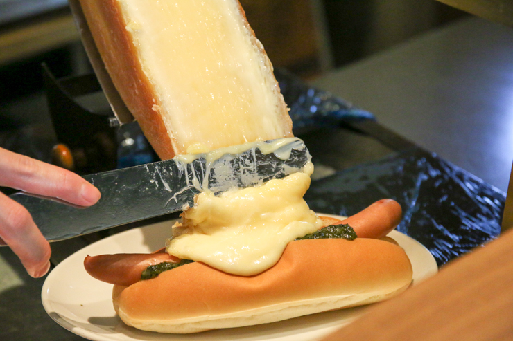 パクチー×チーズの夢のコラボ！後楽園のラクレットチーズドッグ専門店「パークストリートカフェ」