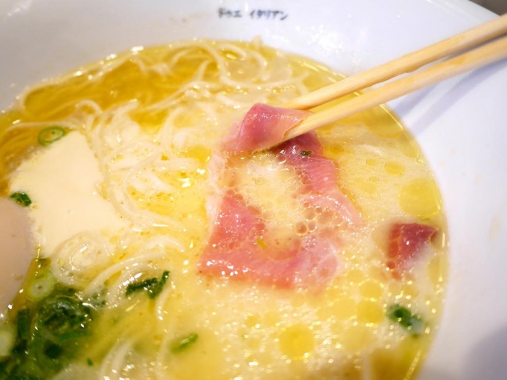 丼一杯でフルコースを味わう！東京都市ヶ谷「黄金の塩らぁ麺 ドゥエイタリアン」の生ハムフロマージュが上品すぎる！