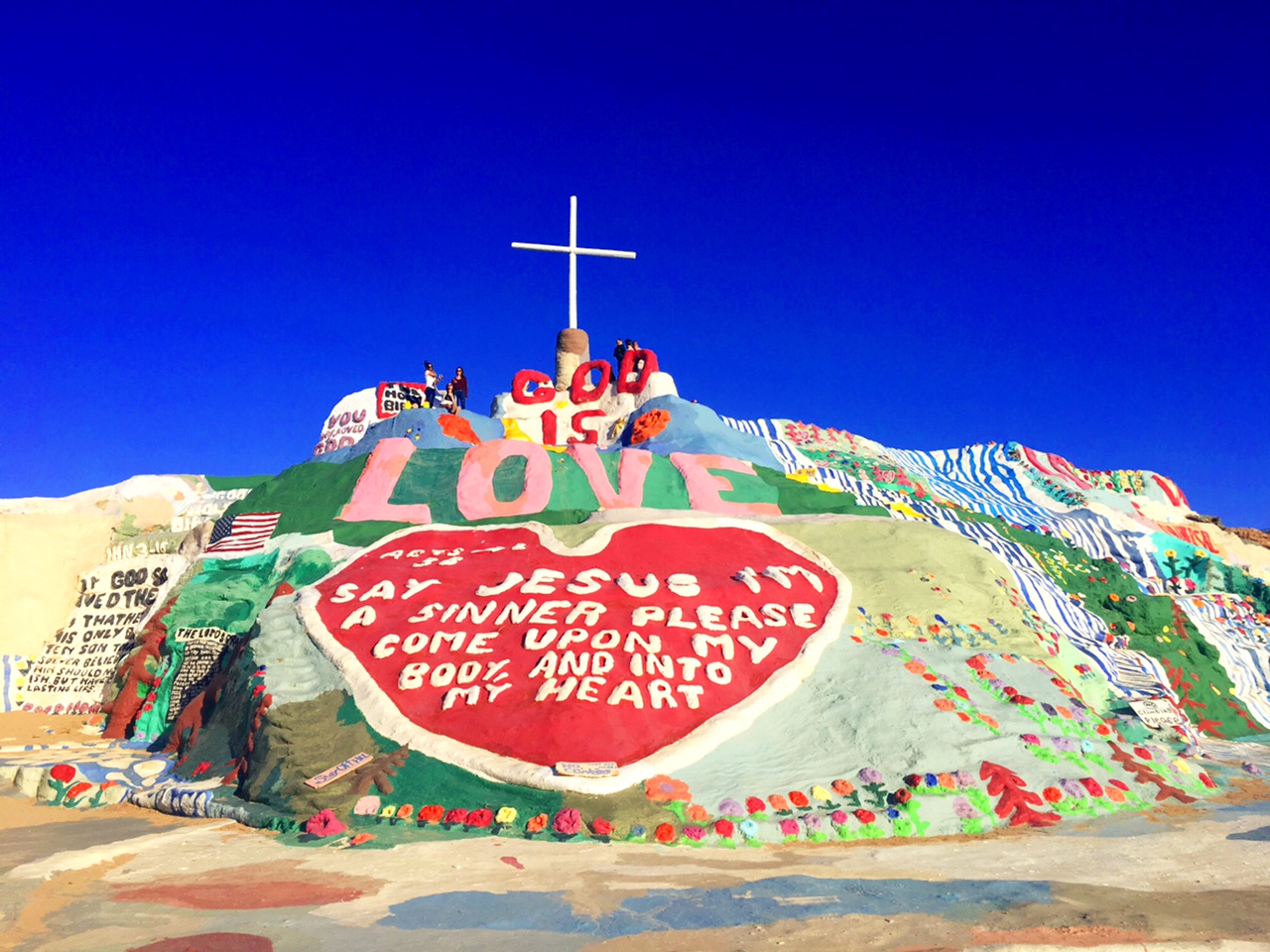 アメリカ購入★PRIDE限定★レア★カラフル 愛にあふれる絶景、砂漠の中のカラフルな「サルベーションマウンテン