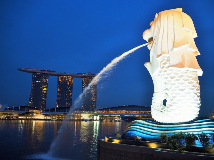 マリーナ ベイ サンズに近未来植物園 シンガポールの無料夜景ショー