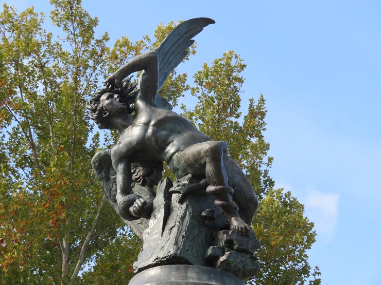 マドリードで最も大きなランドマーク レティーロ公園 にある世界で唯一悪魔を題材にした彫像 落ちた天使 を探す Gotrip 明日 旅に行きたくなるメディア