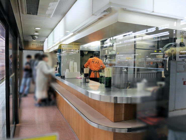 【名古屋駅のきしめん】JR名古屋駅で激ウマきしめんを食べるなら、揚げたてを提供する在来線ホーム「住よし」がオススメ！