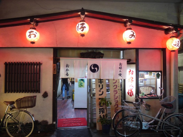 マヨネーズアートに釘付け！大阪名物千日前の老舗お好み焼き屋「おかる」は地元に愛される名店。