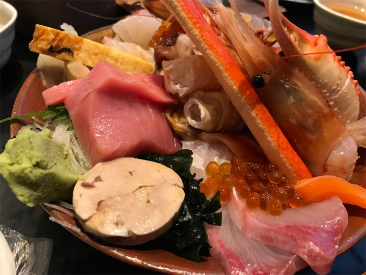 東京で最高の海鮮丼を食べたいならココ！魚専門の足立市場で仕入れた新鮮なネタを味わえる北千住の名店「市場食堂さかなや」