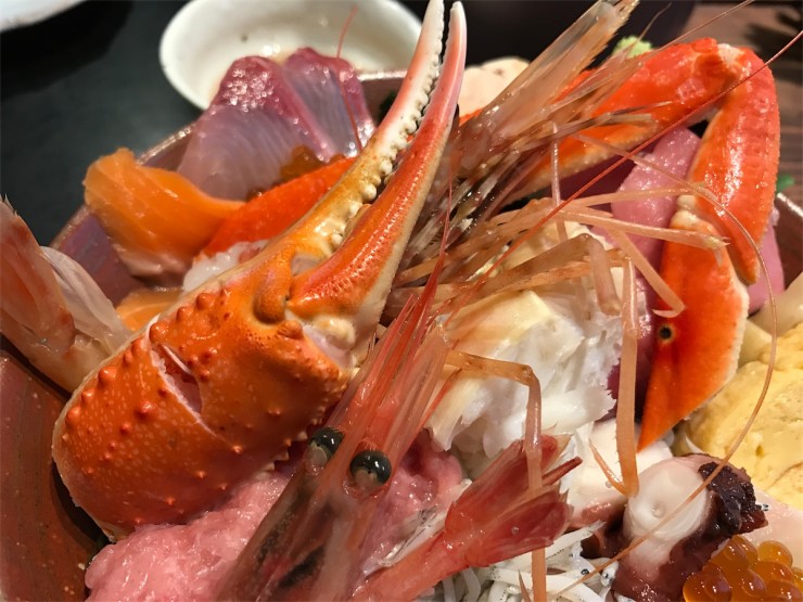 東京で最高の海鮮丼を食べたいならココ！魚専門の足立市場で仕入れた新鮮なネタを味わえる北千住の名店「市場食堂さかなや」