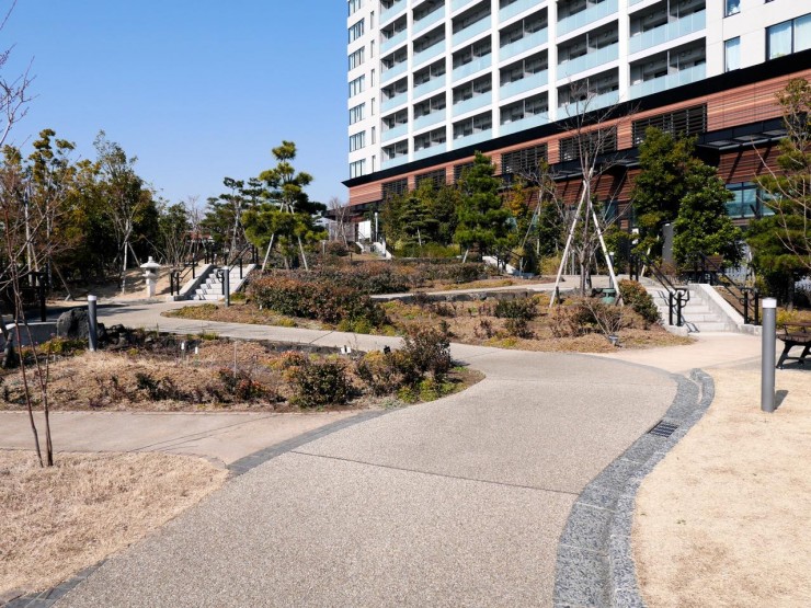 首都高速道路の屋上に造成された東京都目黒区大橋「目黒天空庭園」で四季折々の自然を満喫しよう