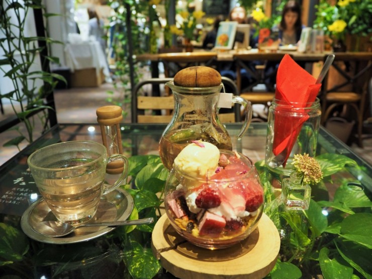 緑に囲まれて、花香る優雅なスイーツを！青山フラワーマーケットが展開するカフェ「Aoyama Flower Market TEA HOUSE」