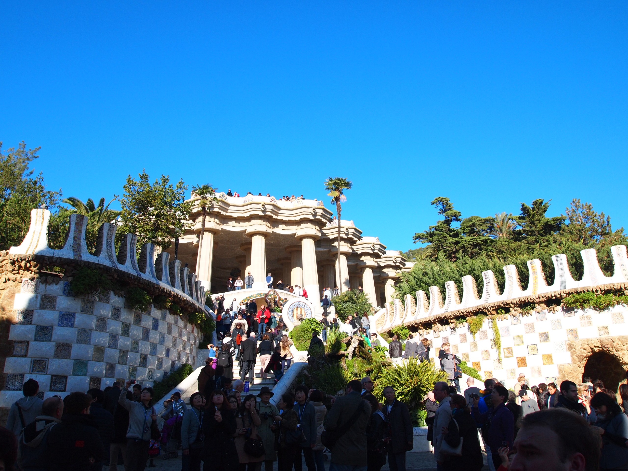 世界の建築 人と自然と芸術の共存を目指したガウディ理想の住宅 スペイン バルセロナの グエル公園 Gotrip 明日 旅に行きたくなるメディア