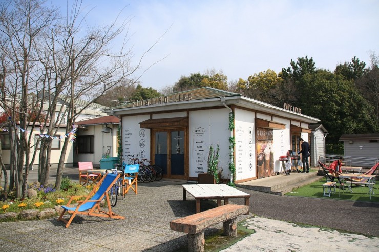 琵琶湖と緑に囲まれたカフェで休日気分を満喫しよう / 滋賀県草津市の「カフェイントロ」