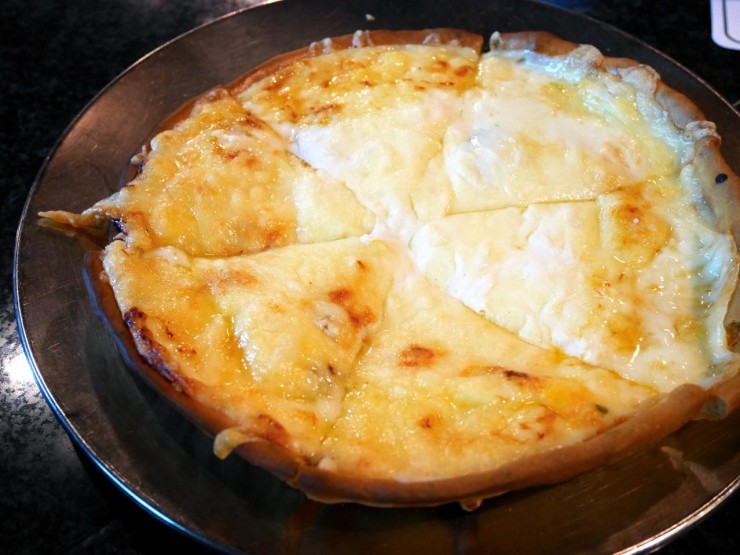 シリアルナンバー付きピザが絶品 クリーミーで濃厚なピザを味わえる神戸市中央区 ピノッキオ Gotrip 明日 旅に行きたくなるメディア